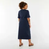 Vestido midi azul marino de corte recto, con mangas cortas, cuello redondo y detalle drapeado con nudo en la cintura.