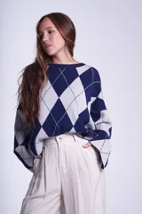 Sweater de punto con diseño de rombos en tonos marrón y beige, de mangas largas y corte holgado.