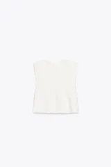Top bustier blanco con escote corazón y hombros descubiertos. Detalle de tapetas delanteras combinadas con tejido satinado a tono. Cierre frontal con botones.