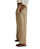Pantalón color verde claro, amplio y de caída ligera con elástico en la cintura y largo hasta los tobillos.