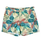 Short de baño con estampado de hojas en tonos verde, amarillo, naranja y celeste. Tiene pretina fija con hebillas metálicas laterales, botón a presión y cierre frontal. Incluye tres bolsillos y mesh interior hipoalergénico.