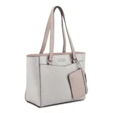 Cartera tote Guess modelo Lockwood, tamaño pequeño, con estampado del logo de la marca en tonos beige y detalles en rosa pálido. Incluye llavero colgante con monedero extraíble.