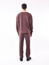 Pantalón de jogging negro con cintura elástica y cordón ajustable.