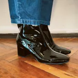 Bota de tacón acharolada negra de ORA, con cierre frontal y diseño elegante.
