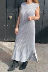 Vestido largo de tejido con lurex plateado, diseño oversize y sin mangas.