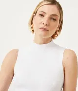 Musculosa negra de punto acanalado con cuello alto y tirantes anchos.