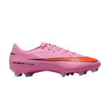 Championes de fútbol Nike Zoom Mercurial Vapor 16, color rosa vibrante con el logo Swoosh en naranja brillante y detalles en negro. Cuentan con tecnología Air Zoom en el talón y suela con tapones para césped firme (FG).