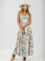 Vestido largo de tirantes finos con estampado floral en tonos beige y verde.