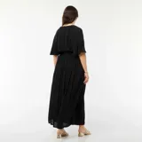 Vestido largo negro de punto de crepé con escote en V y mangas cortas acampanadas.