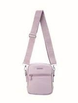 Bandolera Terrano color lila, con correa ancha ajustable con el nombre de la marca bordado. Tiene un bolsillo frontal con cierre y el logo de la marca en el frente.