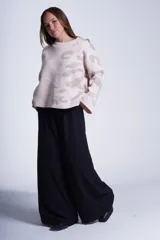 Sweater negro de tejido de punto con cuello redondo y estampado abstracto en color beige en la parte superior delantera y en una manga.