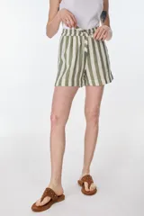 Short de lino a rayas verticales color verde y blanco, con cintura elástica ajustable con cordón.