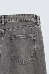 Pantalón de jean celeste de corte flare, con cinco bolsillos, efecto lavado y bajo con acabado irregular.