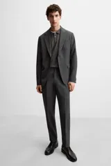 Zapato de vestir tipo derby de cuero negro, con puntera lisa, horma redonda y suela con ligero tacón.