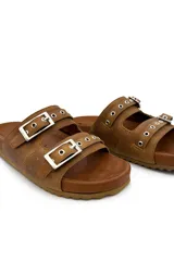 Sandalias de cuero color tostado, con doble tira y hebillas plateadas.