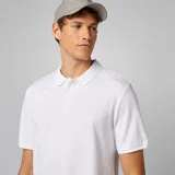 Polo de piqué blanco, con cuello tipo polo y botones, manga corta.