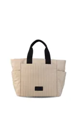 Cartera negra tipo tote bag con diseño capitoneado, doble asa corta y correa larga ajustable. Incluye bolsillos laterales y bolsillo frontal amplio.