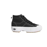 Zapatillas Adidas Nizza Trek de caña alta, color negro con costuras blancas contrastantes. Presentan suela de goma blanca con detalles en marrón y logo de Adidas en la lengüeta y el lateral.