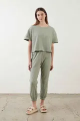 Pantalón de tela waffle con cintura elástica y puños elastizados, ideal para dormir.
