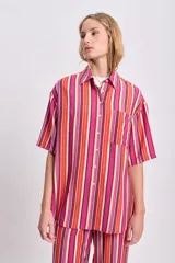 Camisa de manga corta con diseño a rayas verticales en tonos fucsia, naranja, blanco y marrón.