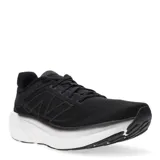 Championes de running New Balance Fresh Foam X 1080 V13, color negro con entresuela blanca gruesa. Presentan un upper de malla transpirable y el logo 'N' en el lateral.