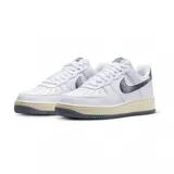 Zapatillas urbanas Nike Air Force 1 '07, color blanco con detalles en gris brillante en el logo y el talón.