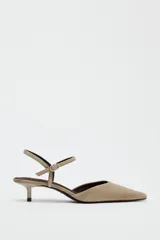Zapato destalonado de ante color beige con tacón kitten y pulsera al tobillo con hebilla.