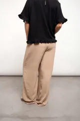 Pantalón de tiro alto color verde oliva, corte suelto, con elástico ajustable en la cintura y textura arrugada.