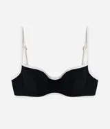 Top de bikini negro con detalle de bies blanco contrastante, de microfibra, con tirantes ajustables y cierre en la espalda.