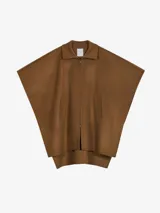 Poncho marrón con cuello polo y cierre frontal con cremallera.
