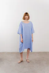 Vestido celeste de lino, corte holgado y largo midi, con escote redondo y mangas 3/4.