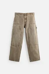 Pantalón color marrón con efecto lavado, corte relaxed fit, cinco bolsillos, aplicación de tira y bolsillo multifunción en perneras, cierre frontal con cremallera y botón.
