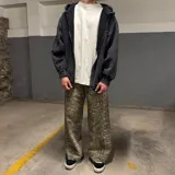 Pantalón de corte amplio con estampado de piel de serpiente en tonos beige y marrón.