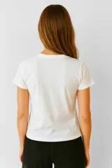 Remera negra de algodón con cuello en V, manga corta, corte holgado y estampado frontal con la frase "Life is not a race" en color naranja.