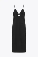 Vestido midi negro confeccionado en lino. Presenta escote pico, tirantes finos ajustables, abertura en el delantero, cierre trasero con cremallera oculta y bajo con abertura.