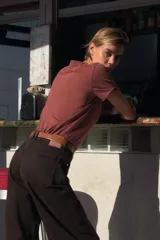 Pantalón de jean marrón oscuro, de tiro alto y corte wide leg.