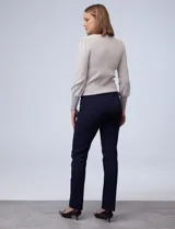 Pantalón de gabardina elastizada color marrón claro, marca Zac & Rachel, corte slim, con pretina con pasadores, botón y cierre. Delantera con tres bolsillos y trasera con bolsillos ojal.