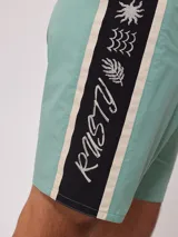 Short de baño color verde agua con estampado lateral en negro, blanco y amarillo. Ajuste con cordón en la cintura.