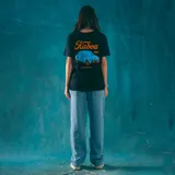 Remera negra de corte recto con estampado en el pecho con la palabra 'Kaboa' en celeste y 'Montevideo' en naranja.