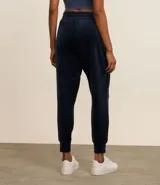 Pantalón deportivo verde oliva confeccionado en microfibra con cintura elástica.