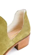 Botín de gamuza color verde oliva, con escote lateral y taco de madera.