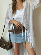 Kimono blanco de tejido de red calada, con mangas largas acampanadas y terminación con volados.