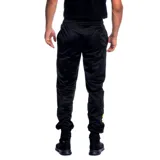 Pantalón de jogging negro con escudo del Club Atlético Peñarol bordado en dorado.