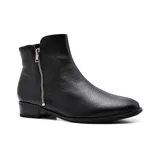 Bota corta de cuero color marrón con cierre lateral dorado, taco bajo de madera y detalle de costuras en el empeine.