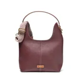 Bolso tipo hobo de cuero sintético (PU) color bordó, con costuras blancas visibles en el centro. Posee un asa corta fija y una correa larga desmontable y regulable con tejido a rayas blancas y negras. Cuenta con cierre metálico superior y herrajes dorados.