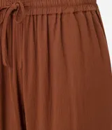 Pantalón de cambraia color marrón, de cintura alta con elástico y lazo.