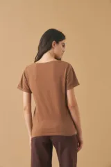 Remera de algodón color negro con escote en V y mangas cortas.