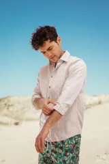 Camisa azul marino de lino con manga larga y botones de coco natural.