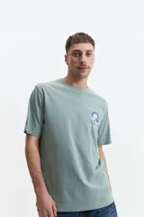 Remera verde agua de manga corta con cuello redondo y estampado en el pecho con una ola y texto en japonés.