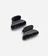 Set de dos pinzas para el pelo negras de plástico.